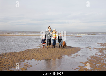 Mid adult parents avec son fils, sa fille et le chien se promener sur la plage, Bloemendaal aan Zee, Pays-Bas