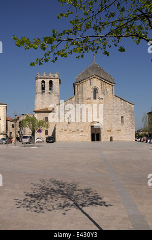 L'église Sant Pere Besalu abbaye bénédictine de Sant Pere de Besalu a été fondée 977. La Garrotxa province de Gérone Catalogne Banque D'Images