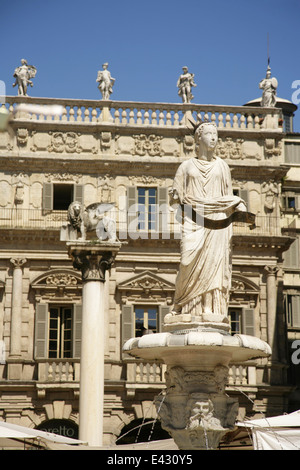 Fontana di Madonna Madonna ou la fontaine, avec le Palazzo Maffei, derrière la Piazza delle Erbe, Verona, Italie. Banque D'Images