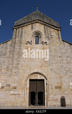 L'église Sant Pere Besalu abbaye bénédictine de Sant Pere de Besalu a été fondée 977. La Garrotxa province de Gérone Catalogne Banque D'Images