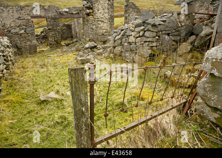 Fer forgé rouillé dans maison en pierre, l'abandon, Snowdonia au Pays de Galles. Banque D'Images