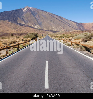 Ligne droite de la route à travers le Parc National du Teide à Tenerife, Îles Canaries, Espagne. Banque D'Images