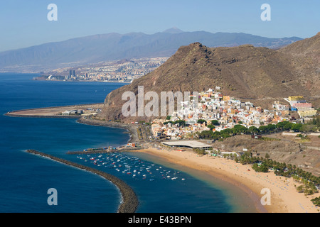 Village de San Andres avec la ville Santa Cruz dans l'arrière-plan, Tenerife, Canaries. Banque D'Images