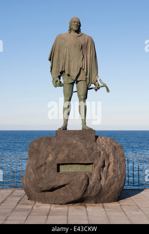 Sculpture du guanche mencey (roi) des autochtones dans le secteur riverain Bencomo de candelaria, Tenerife, Canaries, Espagne. Banque D'Images