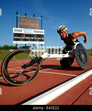 Diane Roy courses dans le 1500 mètres en fauteuil roulant à l'Agence canadienne d'Athlétisme le 28 juin 2014 à Moncton. Banque D'Images