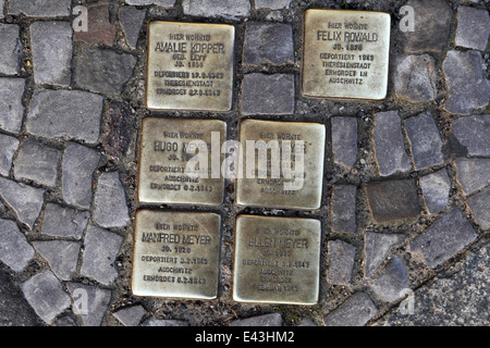 Des pierres d'achoppement (Stolpersteine) à Berlin, Allemagne. Banque D'Images