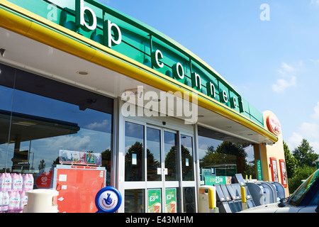 Parvis de carburant BP Connect Services Norton Canes Staffordshire UK Banque D'Images