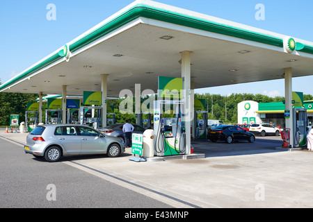 Parvis de carburant BP Connect Services Norton Canes Staffordshire UK Banque D'Images