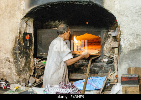 Une boulangerie traditionnelle à Marrakech, Maroc : les gens à préparer leur pâte et les apporte à cette traditionnelle boulanger qui cuit le tout et les renvoie à la population pour un petit supplément. Banque D'Images