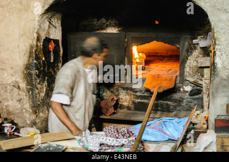 Une boulangerie traditionnelle à Marrakech, Maroc : les gens à préparer leur pâte et les apporte à cette traditionnelle boulanger qui cuit le tout et les renvoie à la population pour un petit supplément. Banque D'Images