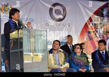 La Paz, Bolivie. 2 juillet, 2014. Le président bolivien Evo Morales (L) prononce un discours lors de l'inauguration d'un centre de technologie dans le premier régiment d'infanterie 'Colorados de Bolivia" à La Paz, Bolivie, le 2 juillet 2014. Evo Morales a déclaré que le centre de technologie est équipé de 50 ordinateurs, de fonds de dotation qui sera repris dans tous les régiments de la Bolivie. Credit : ABI/Xinhua/Alamy Live News Banque D'Images