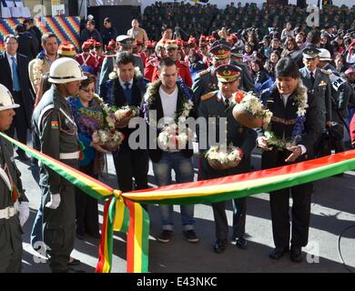 La Paz, Bolivie. 2 juillet, 2014. Le président bolivien Evo Morales (R) participe à l'inauguration d'un centre de technologie dans le premier régiment d'infanterie 'Colorados de Bolivia" à La Paz, Bolivie, le 2 juillet 2014. Evo Morales a déclaré que le centre de technologie est équipé de 50 ordinateurs, de fonds de dotation qui sera repris dans tous les régiments de la Bolivie. Credit : ABI/Xinhua/Alamy Live News Banque D'Images