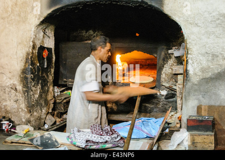 Une boulangerie traditionnelle à Marrakech, Maroc : les gens à préparer leur pâte et les apporte à cette traditionnelle boulanger qui cuit le tout et les renvoie à la population pour un petit supplément. Banque D'Images