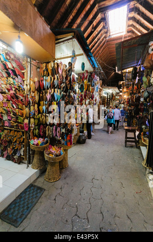 Beaucoup de produits destinés à la vente au souk à Marrakech, Maroc Banque D'Images