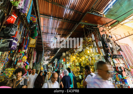 Beaucoup de produits destinés à la vente au souk à Marrakech, Maroc Banque D'Images