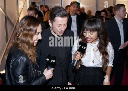 Alexandra Maurer et Melissa Kwanthai Sithmorseng de 'joiz - Dein Social TV' interviewer les clients de Michalsky Spectacle StyleNite : Melissa Kwanthai Sithmorseng,Alexandra Maurer,Michi Beck Où : Berlin, Allemagne Quand : 17 Jan 2014 Banque D'Images