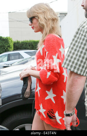 Taylor Swift détient ses ballerines comme elle quitte un studio de danse après une séance d'entraînement comprend : Taylor Swift Où : Los Angeles, California, United States Quand : 21 Jan 2014 Banque D'Images