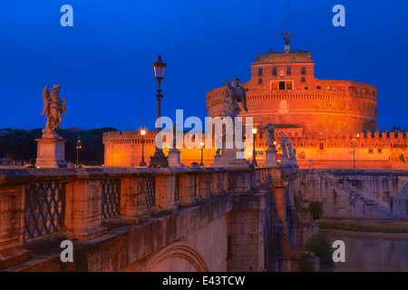 Sant Angelo Bridge,Castel Sant Angelo, Castel Sant Angelo au crépuscule, mausolée d'Hadrien, Rome, Latium, Italie. Banque D'Images