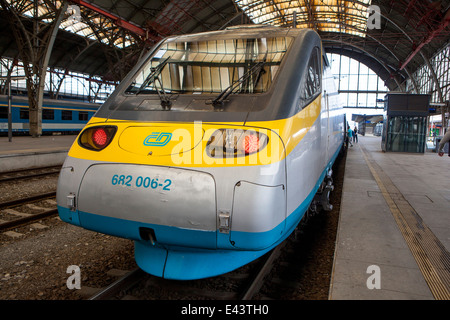 Les chemins de fer tchèques 682 Classe Fiat-faite à grande vitesse Pendolino train à la gare de Prague, République tchèque. Banque D'Images