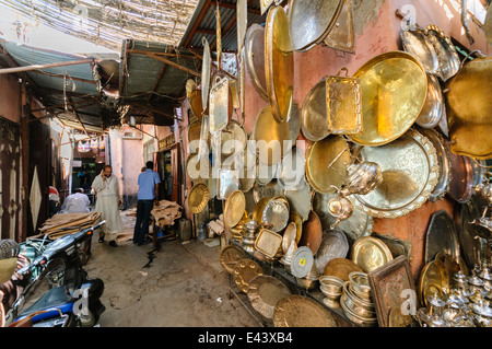 Beaucoup de produits destinés à la vente au souk à Marrakech, Maroc Banque D'Images