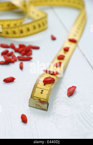 Les baies de goji et ruban à mesurer, concept de santé, soft focus Banque D'Images