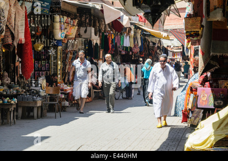 Beaucoup de produits destinés à la vente au souk à Marrakech, Maroc Banque D'Images