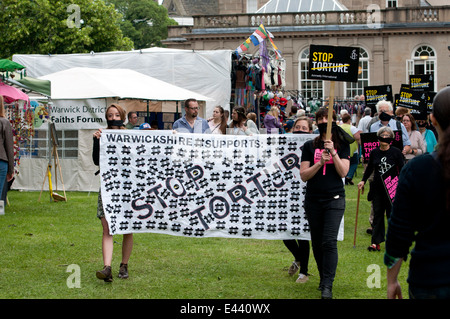 Amnesty International de protestation contre la paix de Leamington Festival, UK Banque D'Images