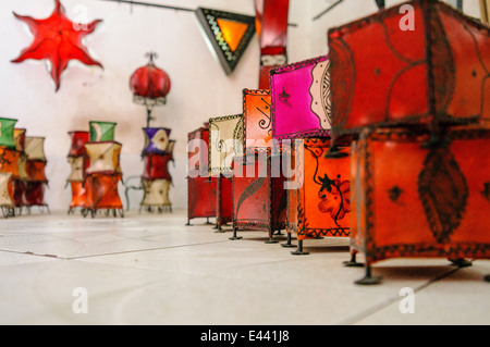 Lanternes et lampes en peau de chèvre sur les armatures en métal, en vente sur le souk de Marrakech, Maroc. Banque D'Images