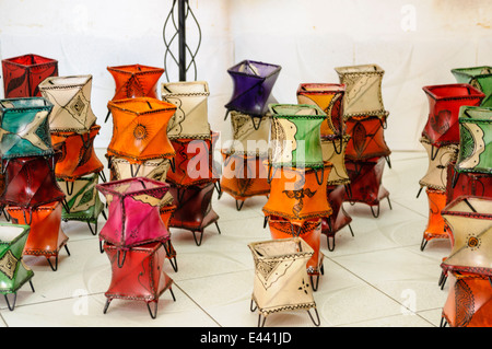 Lanternes et lampes en peau de chèvre sur les armatures en métal, en vente sur le souk de Marrakech, Maroc. Banque D'Images