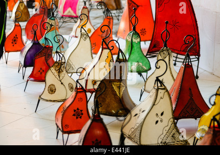 Lanternes et lampes en peau de chèvre sur les armatures en métal, en vente sur le souk de Marrakech, Maroc. Banque D'Images