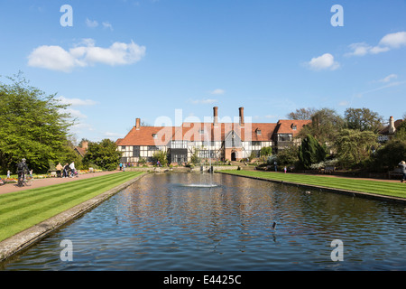 Le bâtiment des laboratoires à RHS Wisley, Surrey, UK lors d'une journée ensoleillée avec ciel bleu et stripy manicured lawn Banque D'Images