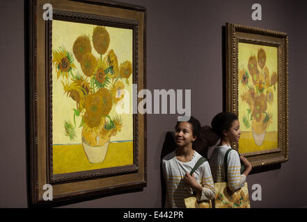 Deux versions de tournesols de Vincent Van Gogh sont réunis à Londres à la National Gallery comprend : des jumeaux,Ella,Eva Où : London, Royaume-Uni Quand : 24 Jan 2014 Banque D'Images