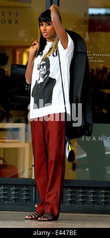 Bill Maher boutiques chez Barneys New York à Beverly Hills avec une compagne comprend : Guest Où : Los Angeles, California, United States Quand : 25 Jan 2014 Banque D'Images