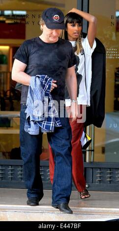 Bill Maher boutiques chez Barneys New York à Beverly Hills avec une compagne avec : Bill Maher Où : Los Angeles, California, United States Quand : 25 Jan 2014 Banque D'Images