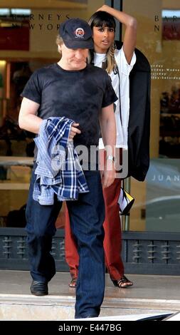 Bill Maher boutiques chez Barneys New York à Beverly Hills avec une compagne avec : Bill Maher Où : Los Angeles, California, United States Quand : 25 Jan 2014 Banque D'Images