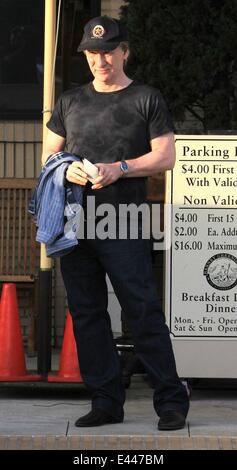 Bill Maher boutiques chez Barneys New York à Beverly Hills avec une compagne avec : Bill Maher Où : Los Angeles, California, United States Quand : 25 Jan 2014 Banque D'Images