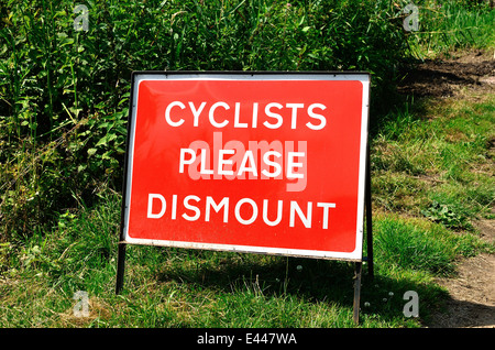 Panneau routier cyclistes Veuillez Démonter sur pathway Banque D'Images