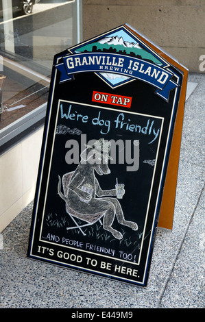 Chiens affiche à l'extérieur de Granville Island Brewing company à Granville Island, Vancouver, British Columbia, Canada Banque D'Images