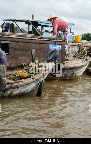 Femme sur le bateau la vente de fruits & légumes, pouvez Rang marché flottant, Can Tho, Vietnam Banque D'Images