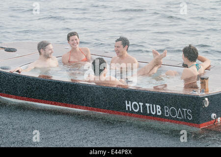 Bain à remous voile présentant le bain à remous - un bateau bateau électrique doté d'un bain à remous, qui peut mettre en place six baigneurs adultes. Disponible pour 2 000 d'Hammacher, le bain à remous bateau dispose d'un moteur diesel intégré chaudière avec thermostat réglable qui chauffe le tu Banque D'Images