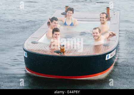 Bain à remous voile présentant le bain à remous - un bateau bateau électrique doté d'un bain à remous, qui peut mettre en place six baigneurs adultes. Disponible pour 2 000 d'Hammacher, le bain à remous bateau dispose d'un moteur diesel intégré chaudière avec thermostat réglable qui chauffe le tu Banque D'Images