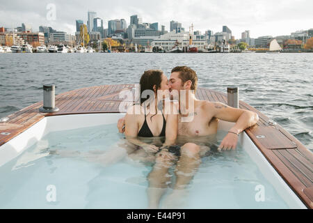 Bain à remous voile présentant le bain à remous - un bateau bateau électrique doté d'un bain à remous, qui peut mettre en place six baigneurs adultes. Disponible pour 2 000 d'Hammacher, le bain à remous bateau dispose d'un moteur diesel intégré chaudière avec thermostat réglable qui chauffe le tu Banque D'Images