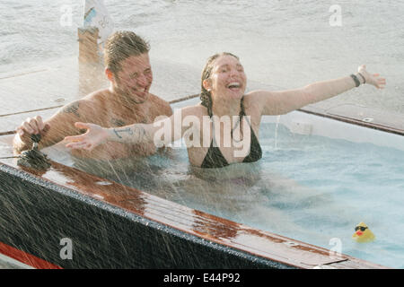 Bain à remous voile présentant le bain à remous - un bateau bateau électrique doté d'un bain à remous, qui peut mettre en place six baigneurs adultes. Disponible pour 2 000 d'Hammacher, le bain à remous bateau dispose d'un moteur diesel intégré chaudière avec thermostat réglable qui chauffe le tu Banque D'Images