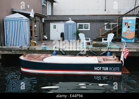 Bain à remous voile présentant le bain à remous - un bateau bateau électrique doté d'un bain à remous, qui peut mettre en place six baigneurs adultes. Disponible pour 2 000 d'Hammacher, le bain à remous bateau dispose d'un moteur diesel intégré chaudière avec thermostat réglable qui chauffe le tu Banque D'Images