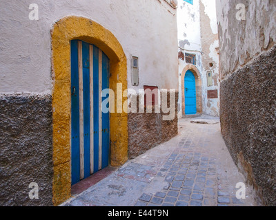 Vieille porte peinte à Essaouira, Maroc Banque D'Images
