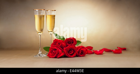 Verres de Champagne, présents et roses en face de fond beige Banque D'Images