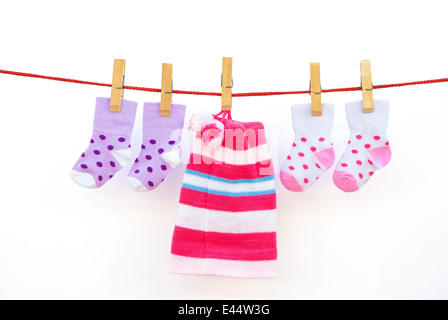 Deux paires de chaussettes bébé et un capuchon hanging with clipping path Banque D'Images