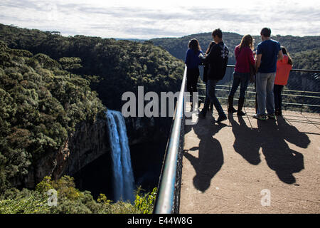 Rio Grande Do Sul, Brésil. 2 juillet, 2014. Les touristes visitent le Caracol Falls dans la municipalité de Canela, Rio Grande do Sul, Brésil, le 2 juillet 2014. Situé dans la région de Serra Gaucha, le Caracol Falls est un 130 m et l'un des plus populaires paysage touristique naturelle au Brésil. © Guillermo Arias/Xinhua/Alamy Live News Banque D'Images