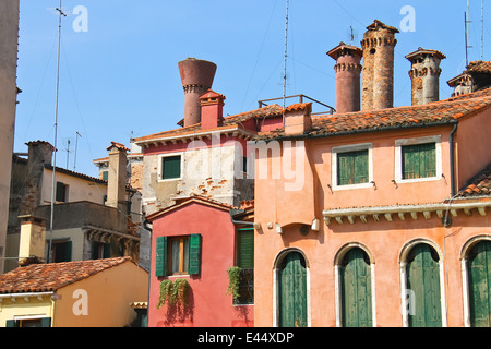 Façades de maisons dans une rue de Venise, Italie Banque D'Images