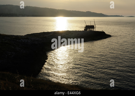 Un 'trabucco2, un filet de pêche typique maison, Vieste, Foggia, côte du Parc National du Gargano,, Pouille, Italie, Mer Méditerranée Banque D'Images